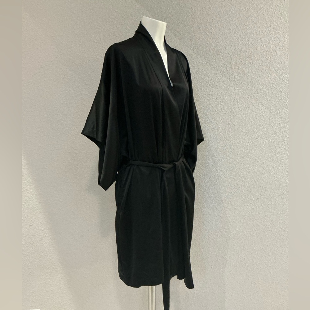 NATORI Elegant Black Kimono Robe - Picture 3 of 5